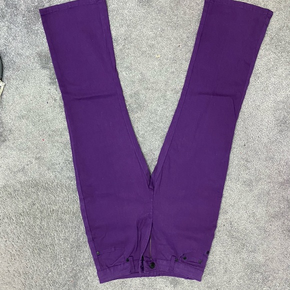 Cropped Slim fit Pants with heart embroidery. - Picture 3 of 4